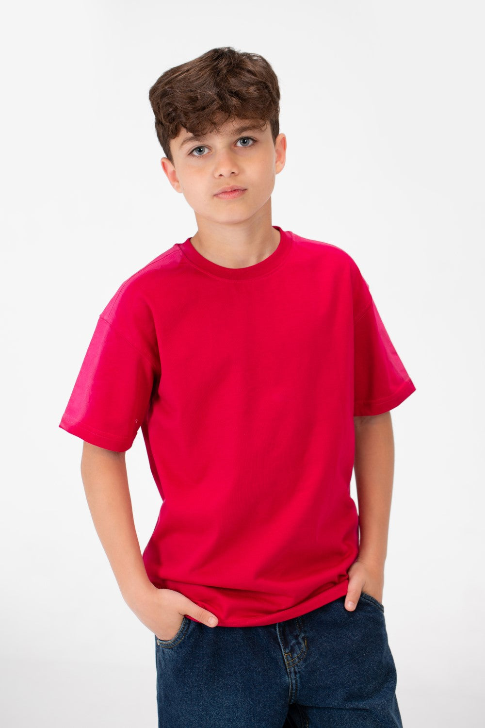 قميص بفتحة رقبة دائرية واسعة أساسي للصبيان