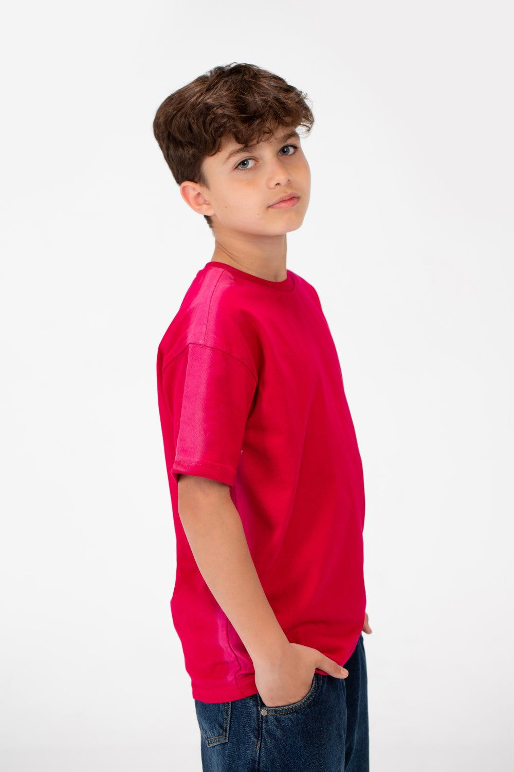 قميص بفتحة رقبة دائرية واسعة أساسي للصبيان