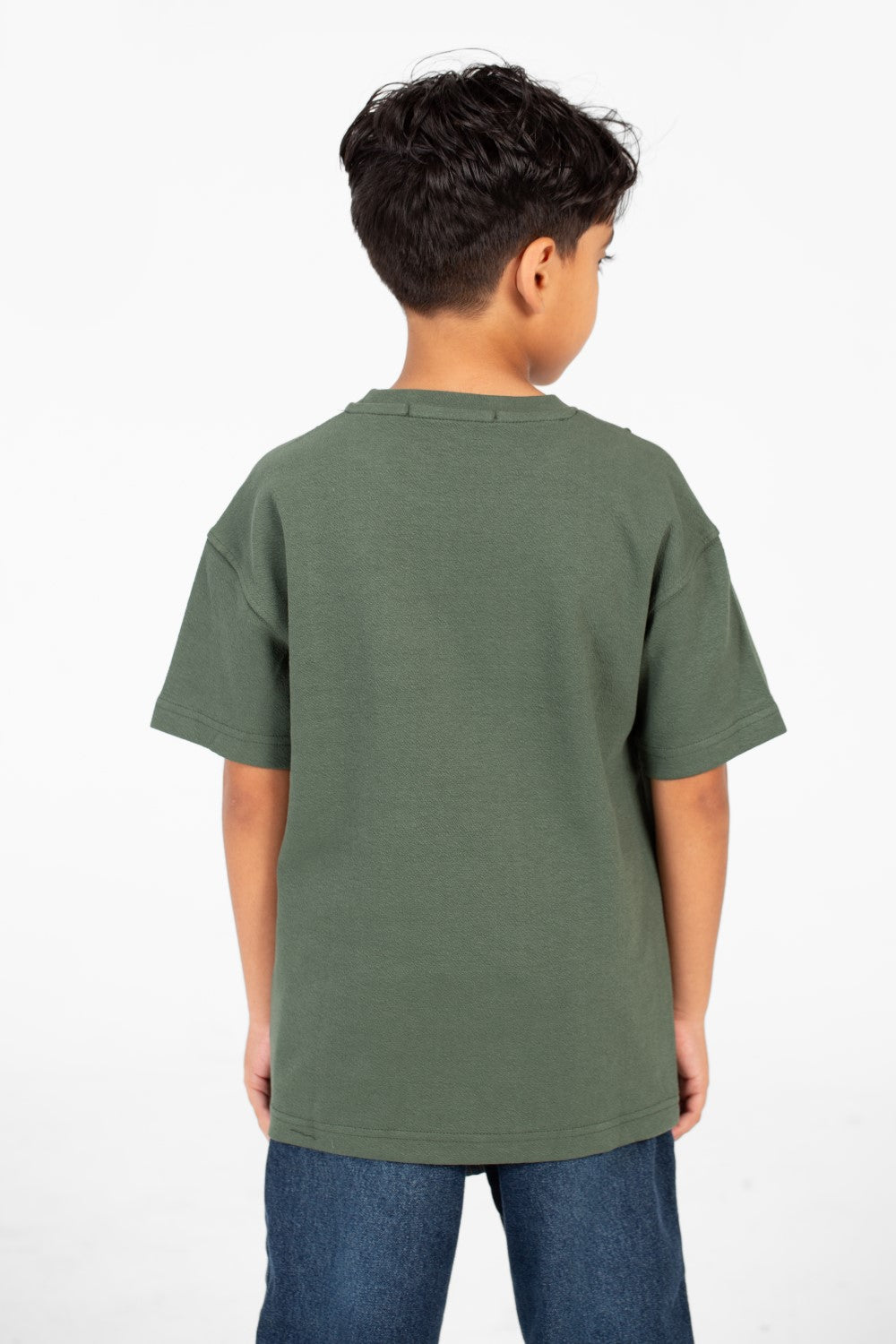 قميص بسيط عصري للصبي بياقة دائرية وأكمام قصيرة