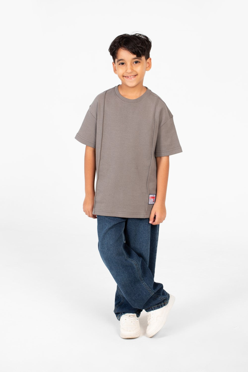 قميص بسيط عصري للصبي بياقة دائرية وأكمام قصيرة