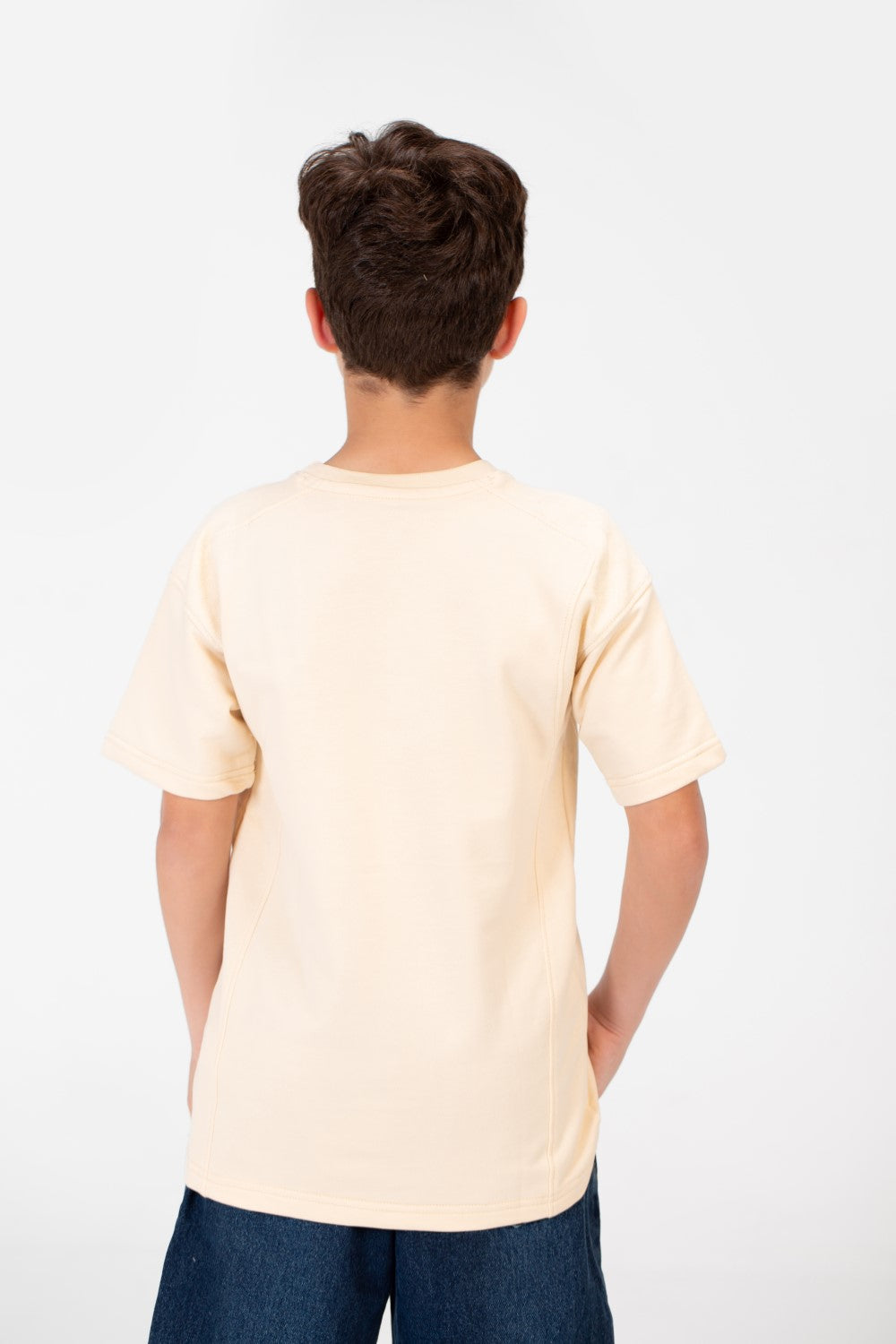 قميص بفتحة رقبة دائرية واسعة للأولاد