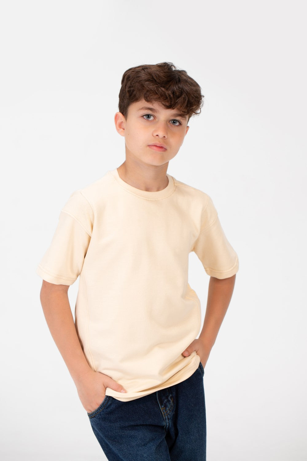 قميص بفتحة رقبة دائرية واسعة للأولاد