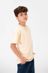 قميص بفتحة رقبة دائرية واسعة للأولاد