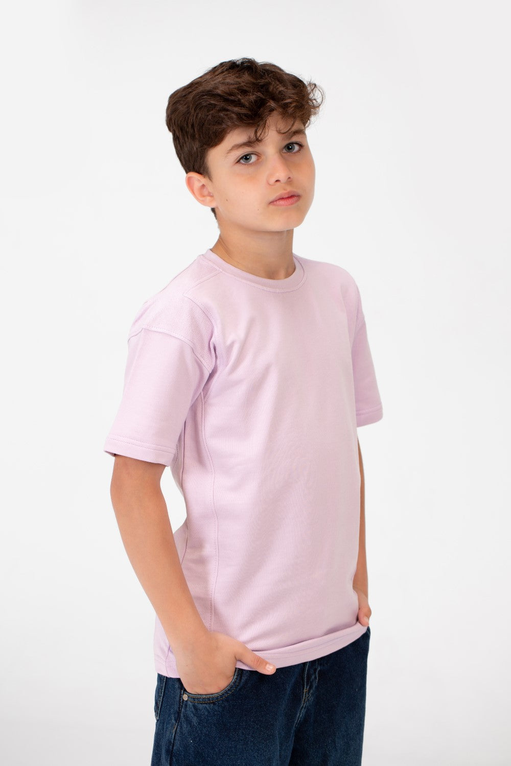قميص بفتحة رقبة دائرية واسعة للأولاد