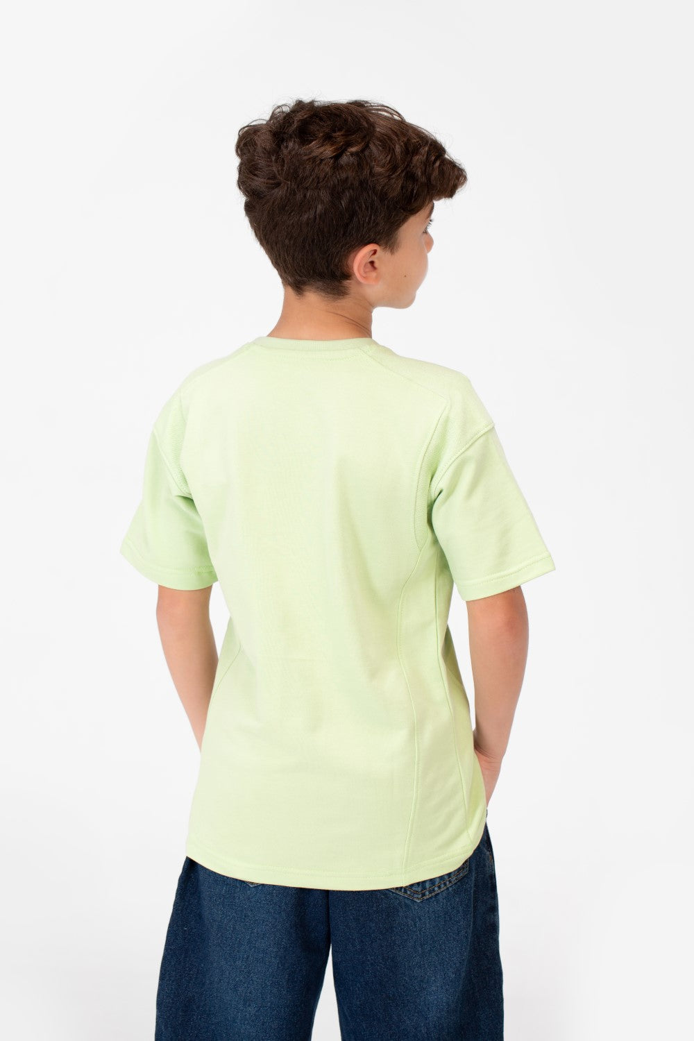 قميص بفتحة رقبة دائرية واسعة للأولاد