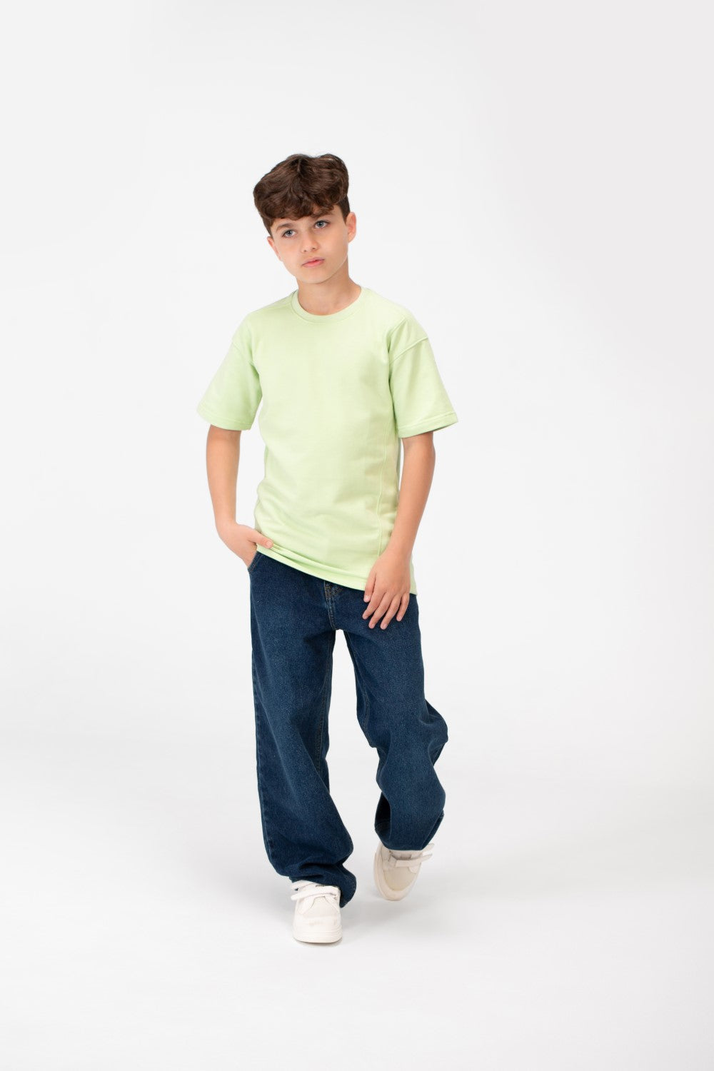 قميص بفتحة رقبة دائرية واسعة للأولاد