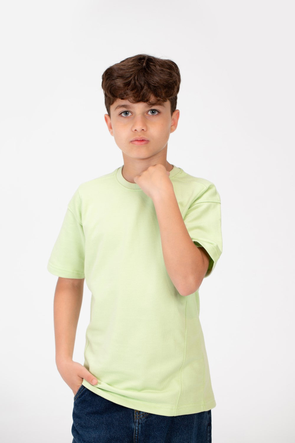 قميص بفتحة رقبة دائرية واسعة للأولاد