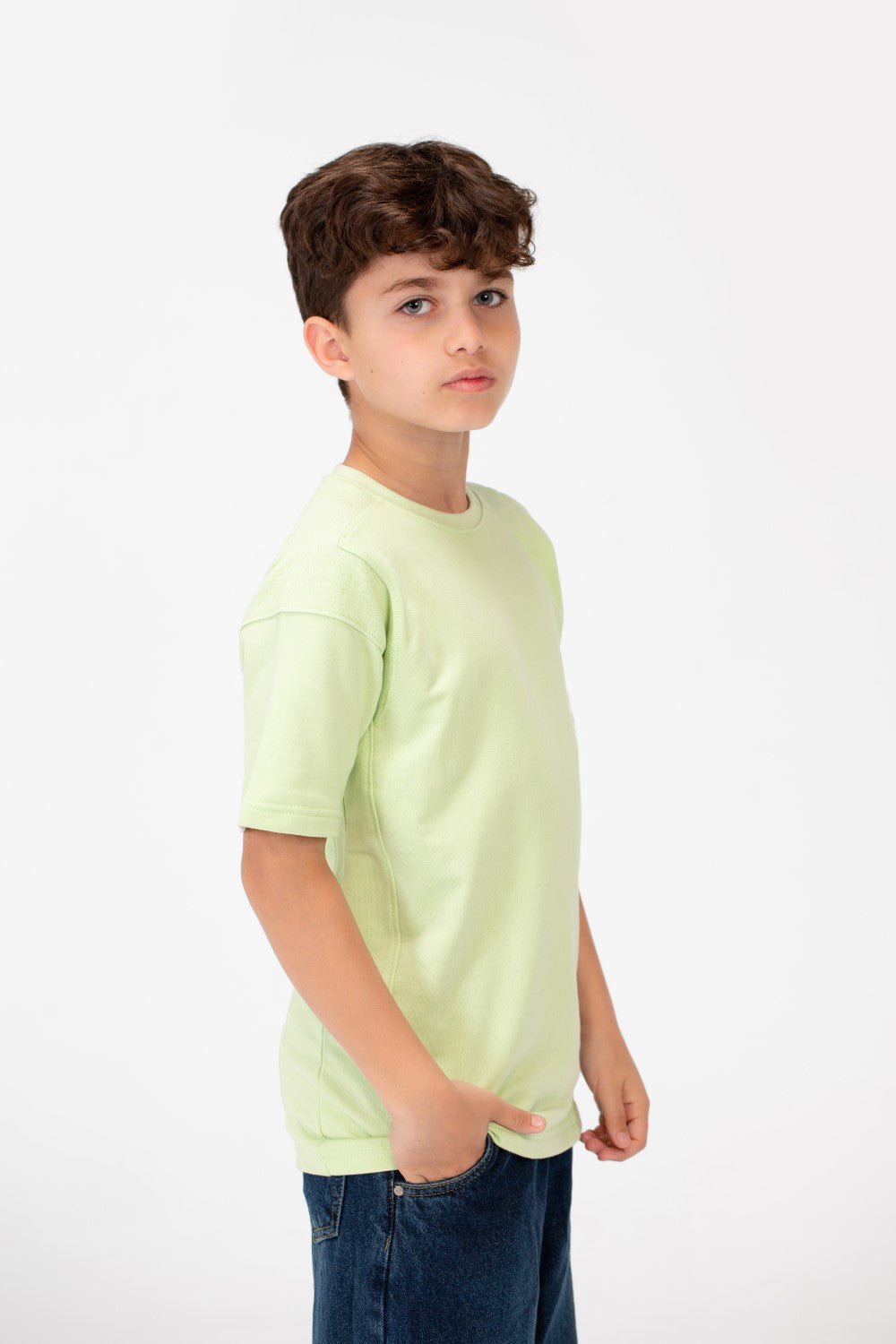 قميص بفتحة رقبة دائرية واسعة للأولاد