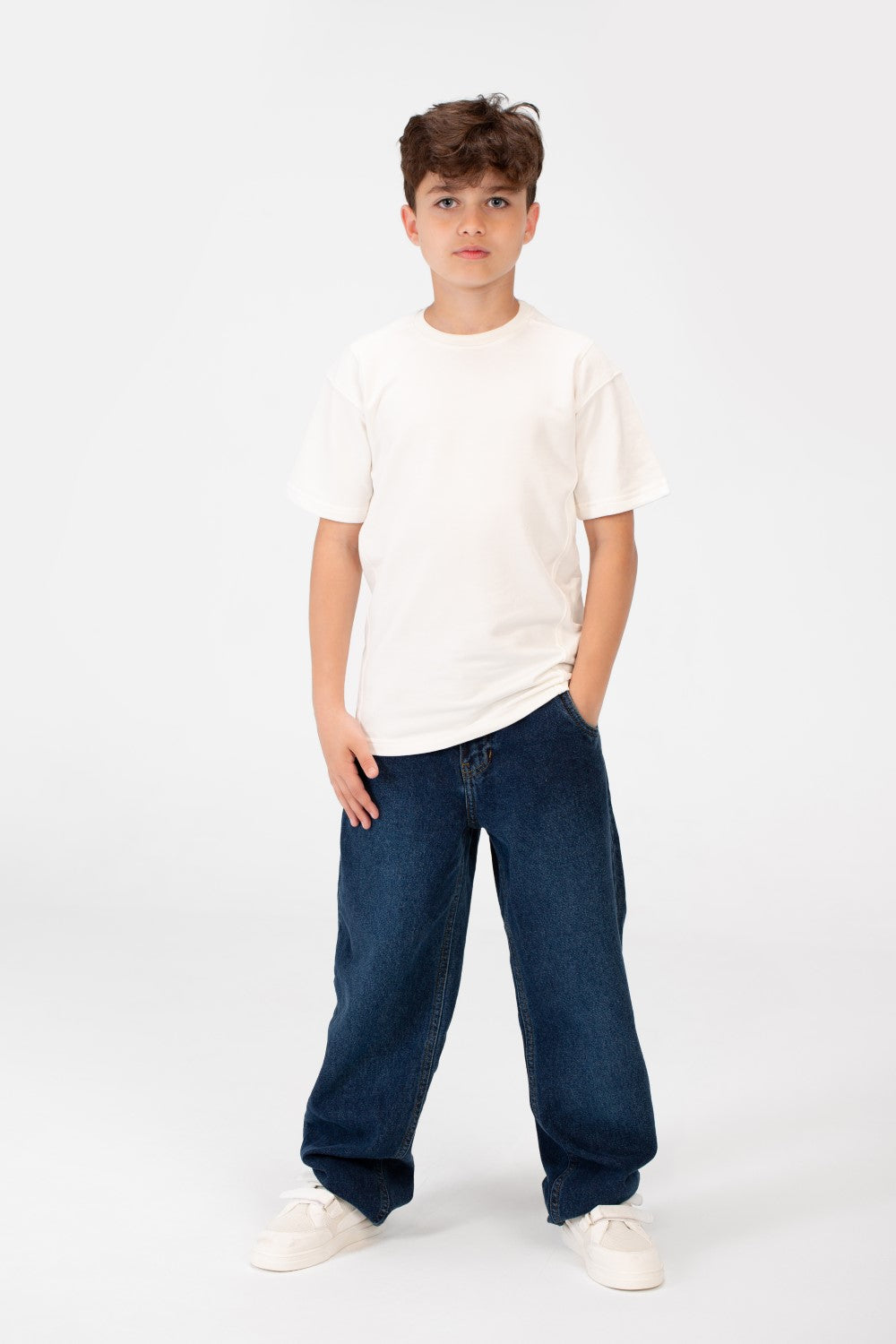 قميص بفتحة رقبة دائرية واسعة للأولاد