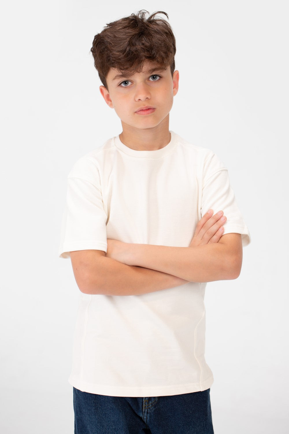 قميص بفتحة رقبة دائرية واسعة للأولاد