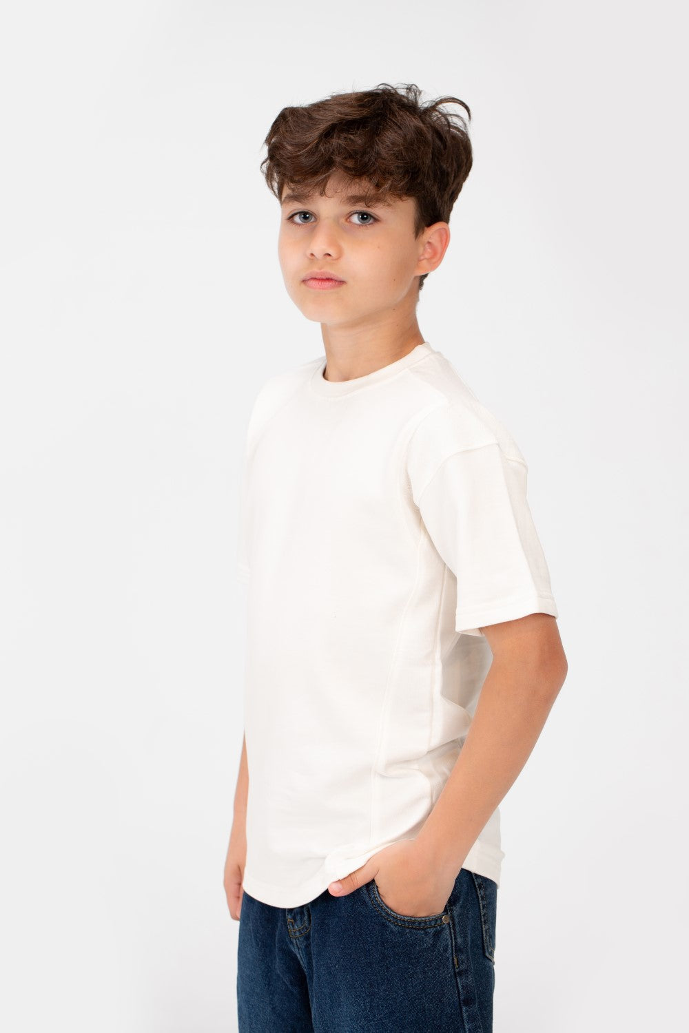 قميص بفتحة رقبة دائرية واسعة للأولاد