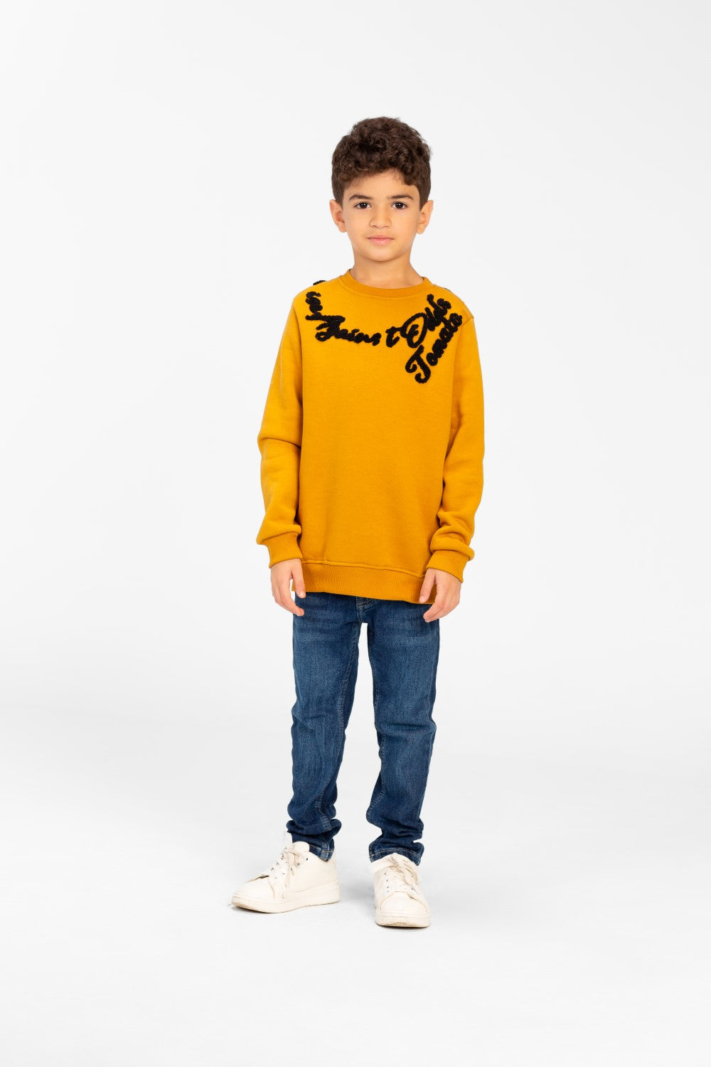 سويت شيرت مطبوع برقبة دائرية وقصة Slim Fit للأولاد