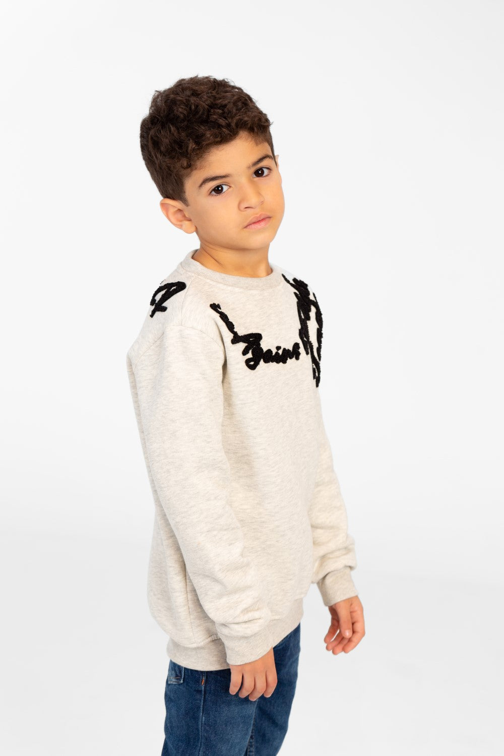 سويت شيرت مطبوع برقبة دائرية وقصة Slim Fit للأولاد