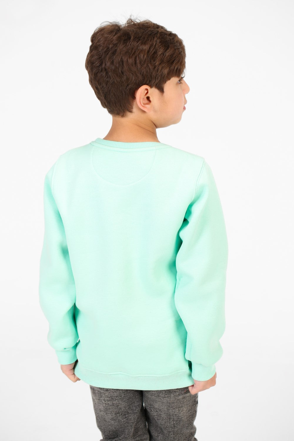 سويت شيرت برقبة دائرية مع طباعة أمامية من مادة مريحة للأولاد