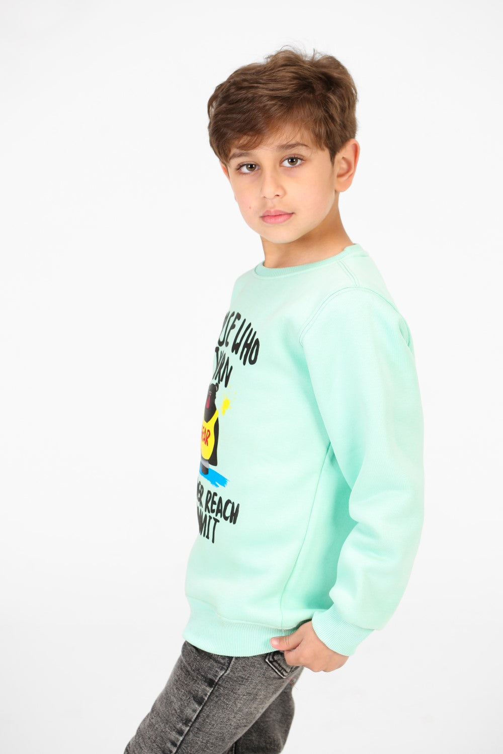 سويت شيرت برقبة دائرية مع طباعة أمامية من مادة مريحة للأولاد