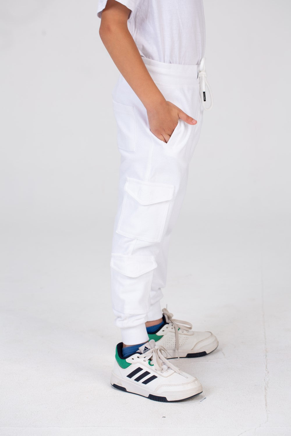 بنطال رياضي للأولاد بحزام خصر مطاطي وجيوب جانبية وخلفية