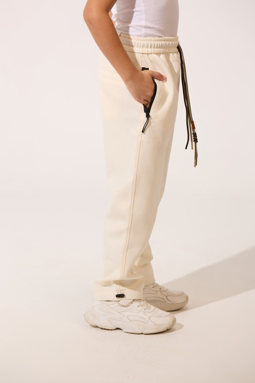 بنطال رياضي واسع الساق للأولاد من Tomato بقصة عصرية وجيوب جانبية بسحاب