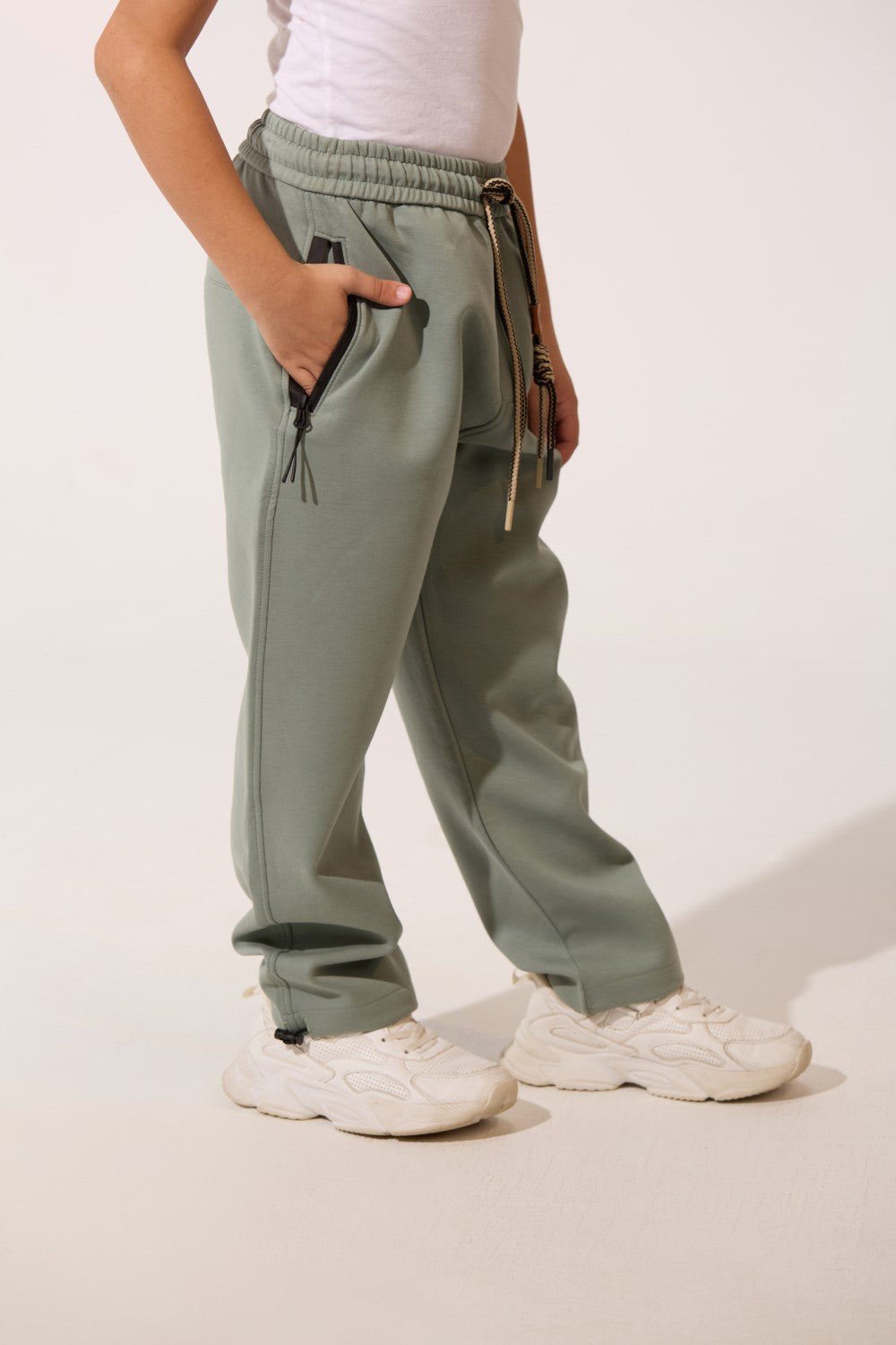 بنطال رياضي واسع الساق للأولاد من Tomato بقصة عصرية وجيوب جانبية بسحاب