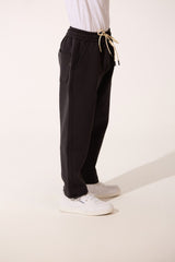 بنطال رياضي واسع بحبل للربط للأولاد بألوان أساسية مع جيب خلفي