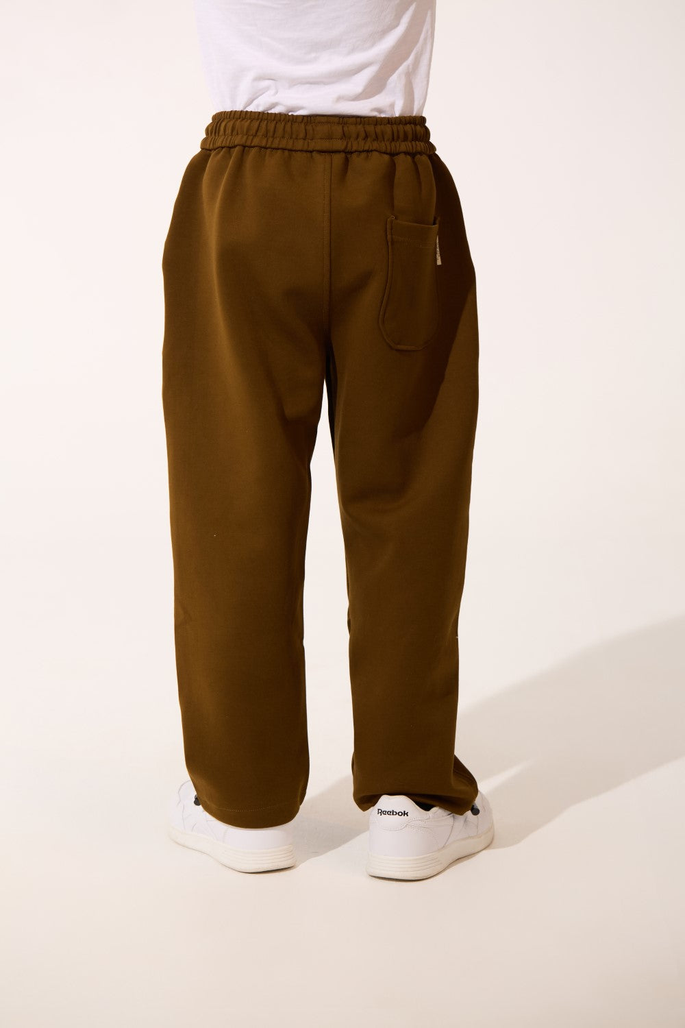 بنطال رياضي واسع بحبل للربط للأولاد بألوان أساسية مع جيب خلفي