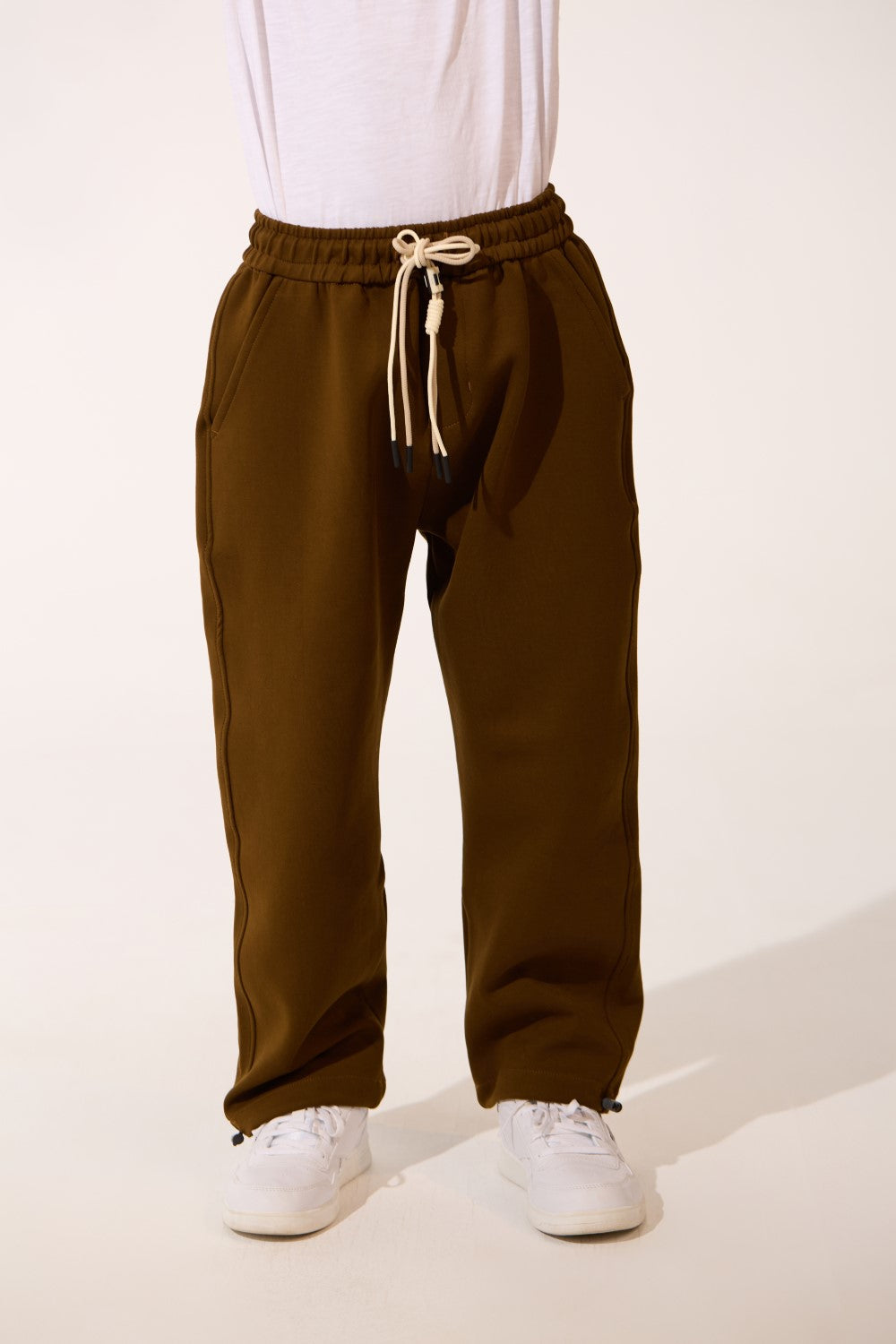 بنطال رياضي واسع بحبل للربط للأولاد بألوان أساسية مع جيب خلفي