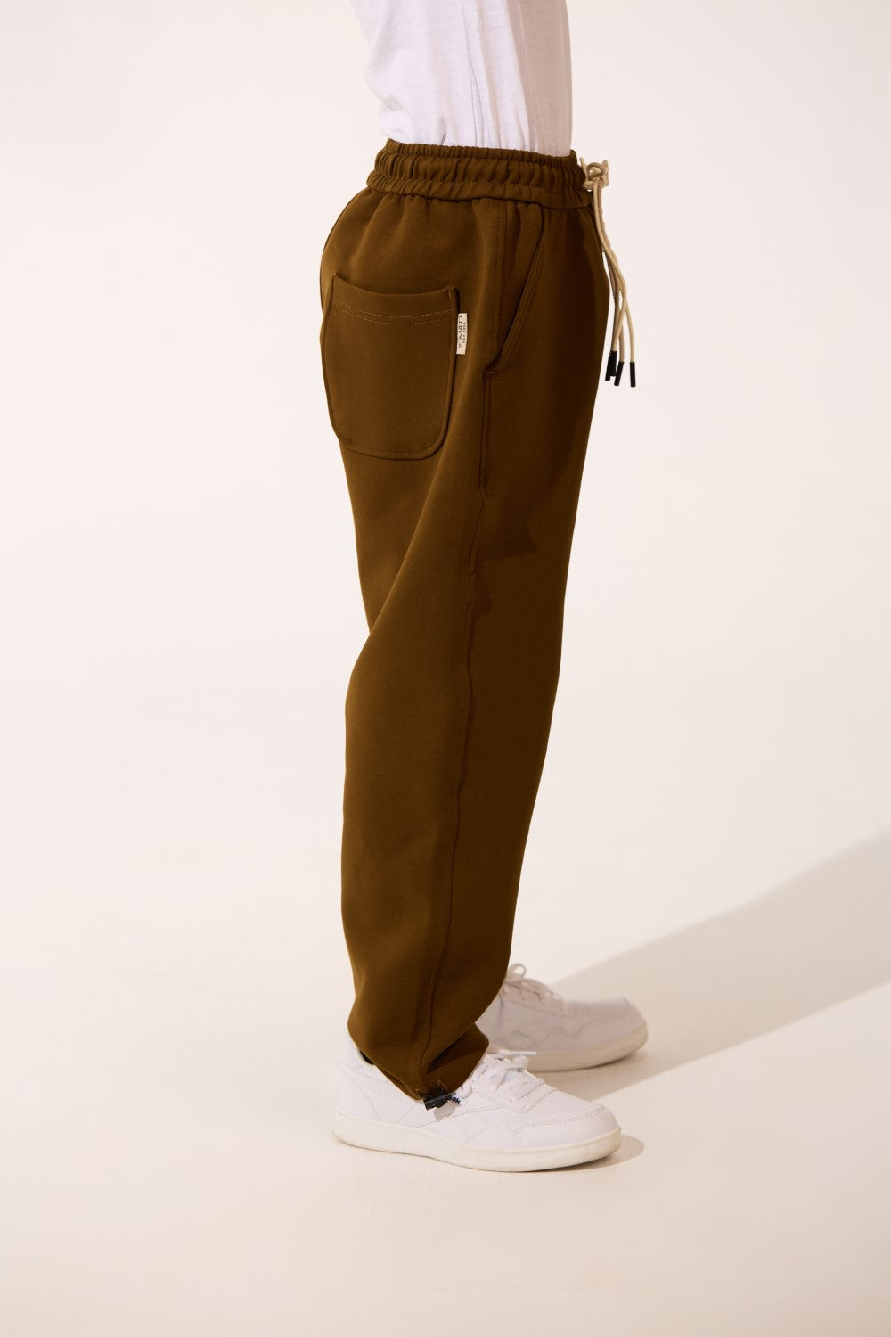 بنطال رياضي واسع بحبل للربط للأولاد بألوان أساسية مع جيب خلفي