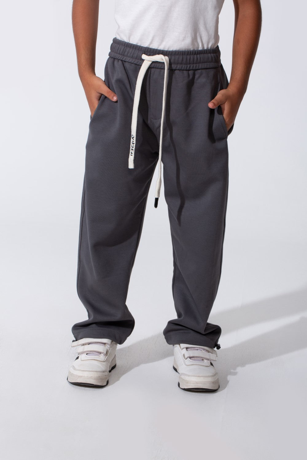 بنطال رياضي واسع للأولاد مع جيب خلفي وحبل شد عند الخصر