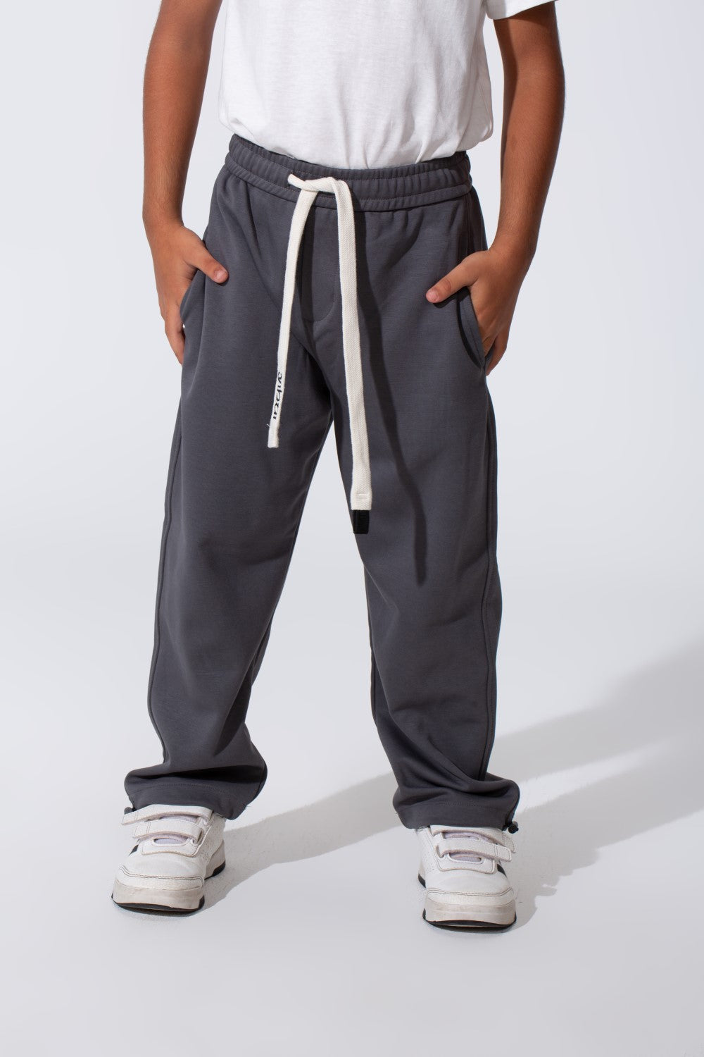 بنطال رياضي واسع للأولاد مع جيب خلفي وحبل شد عند الخصر