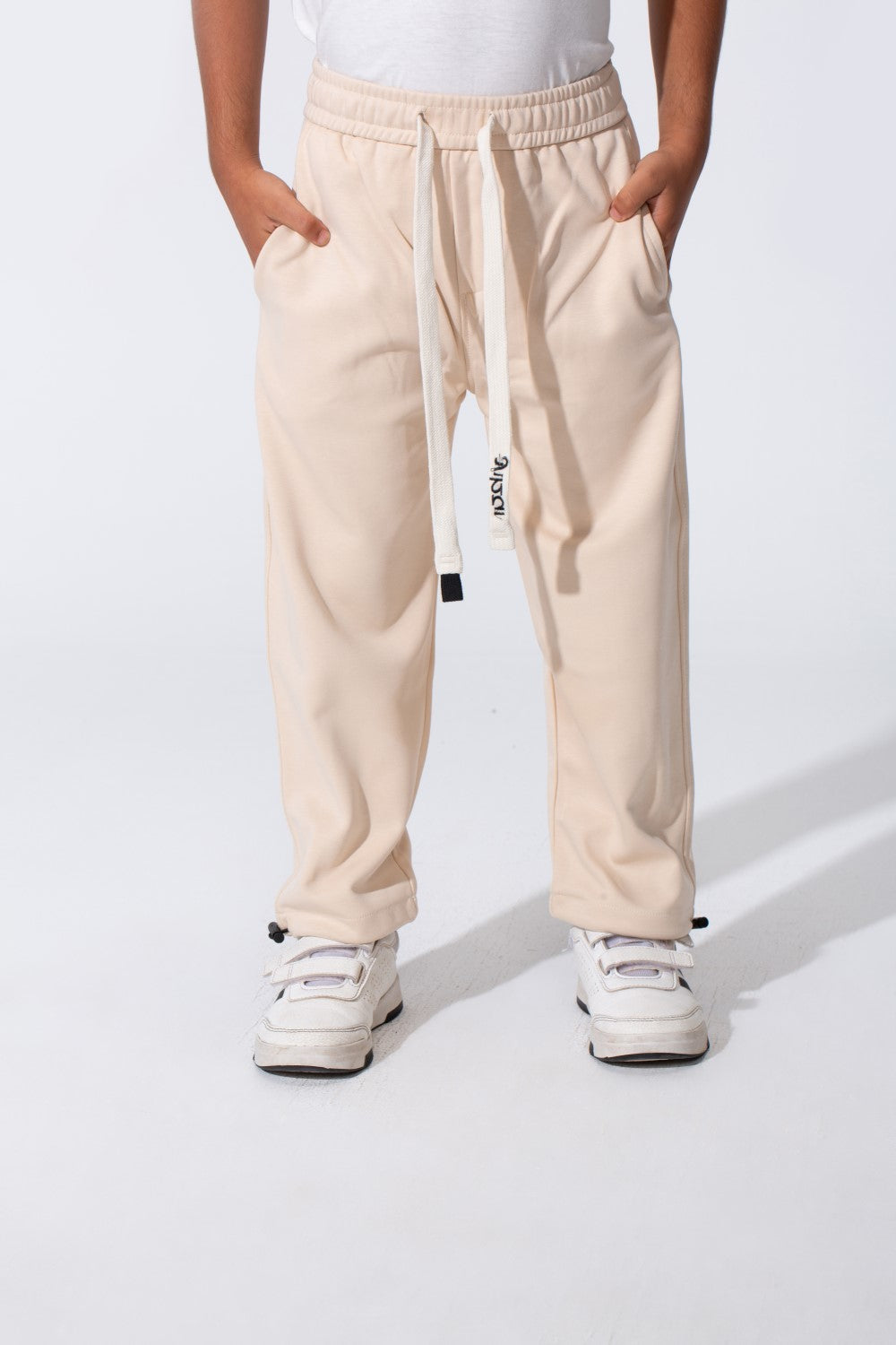 بنطال رياضي واسع للأولاد مع جيب خلفي وحبل شد عند الخصر