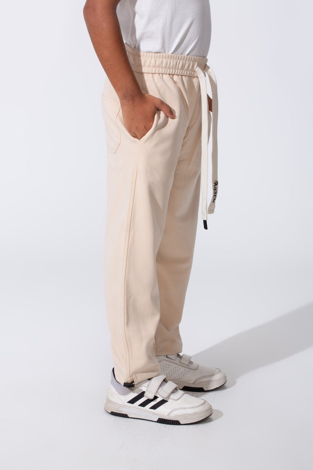 بنطال رياضي واسع للأولاد مع جيب خلفي وحبل شد عند الخصر