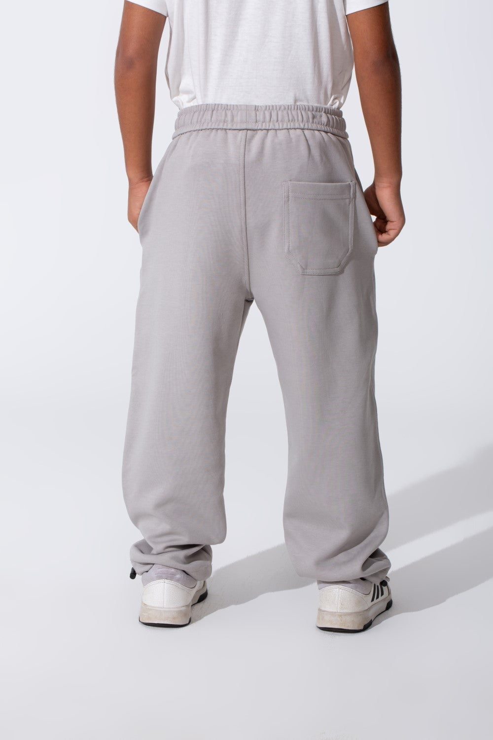 بنطال رياضي واسع للأولاد مع جيب خلفي وحبل شد عند الخصر