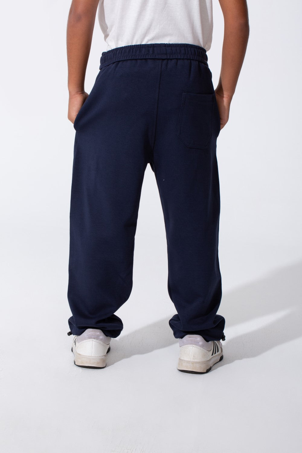 بنطال رياضي واسع للأولاد مع جيب خلفي وحبل شد عند الخصر