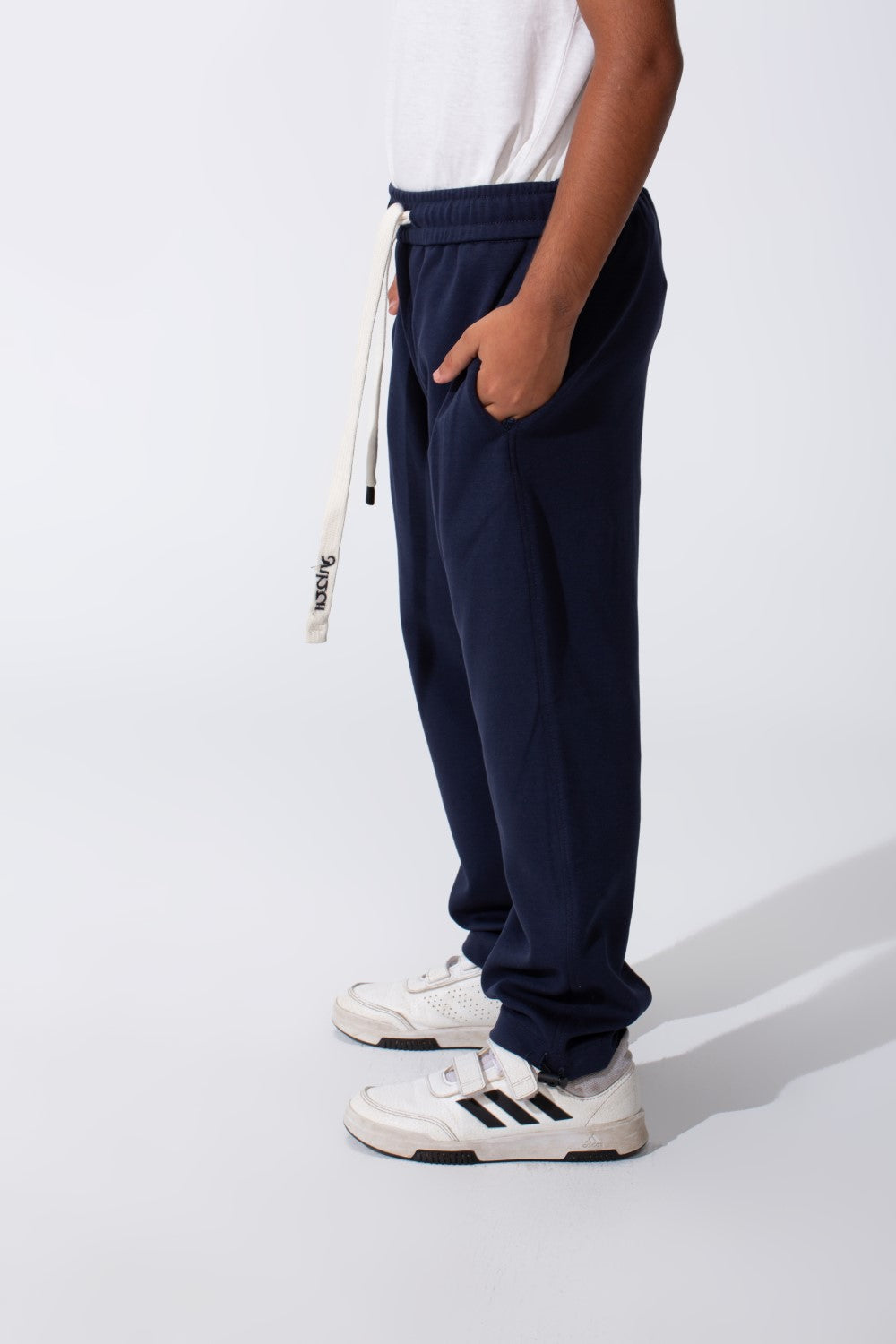 بنطال رياضي واسع للأولاد مع جيب خلفي وحبل شد عند الخصر