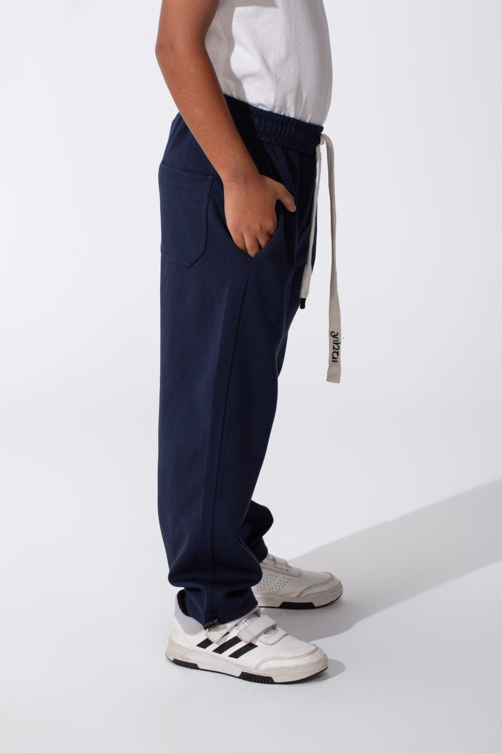 بنطال رياضي واسع للأولاد مع جيب خلفي وحبل شد عند الخصر