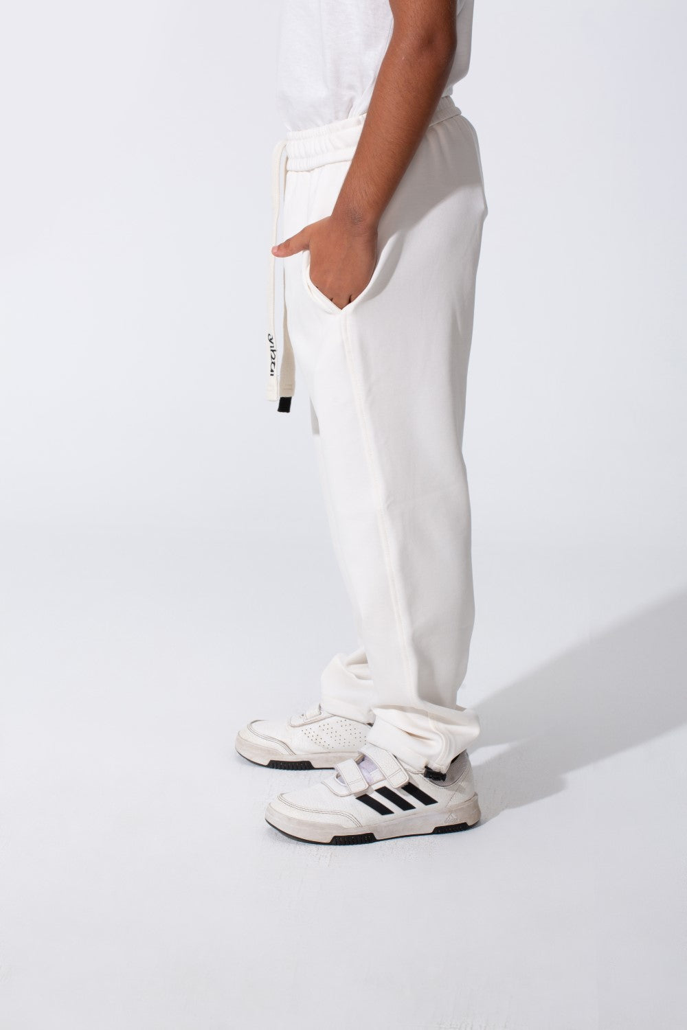 بنطال رياضي واسع للأولاد مع جيب خلفي وحبل شد عند الخصر