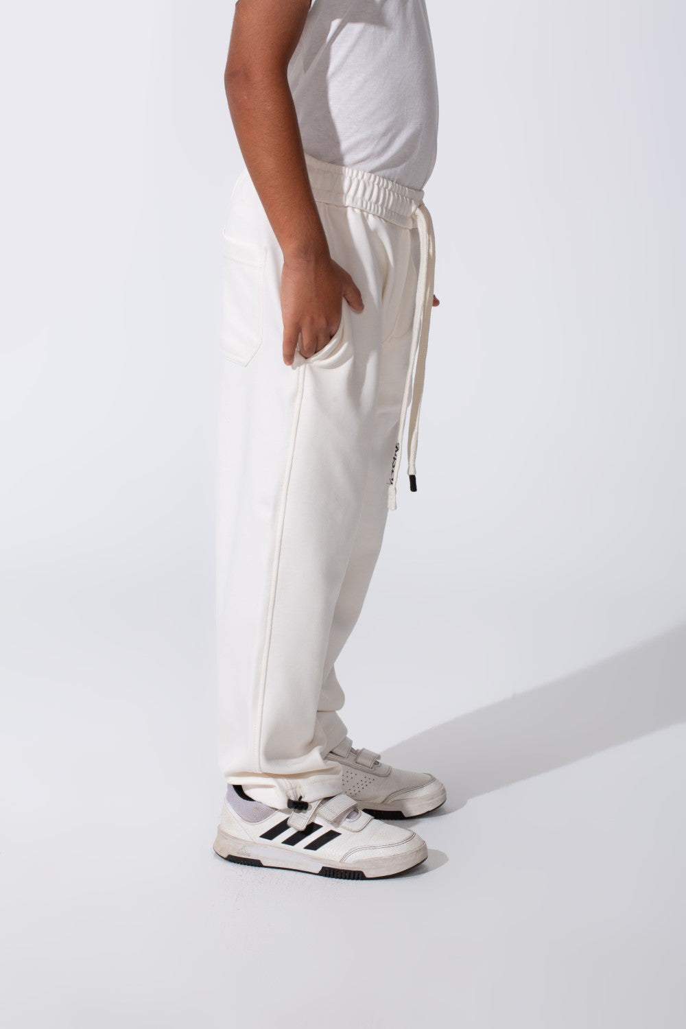 بنطال رياضي واسع للأولاد مع جيب خلفي وحبل شد عند الخصر