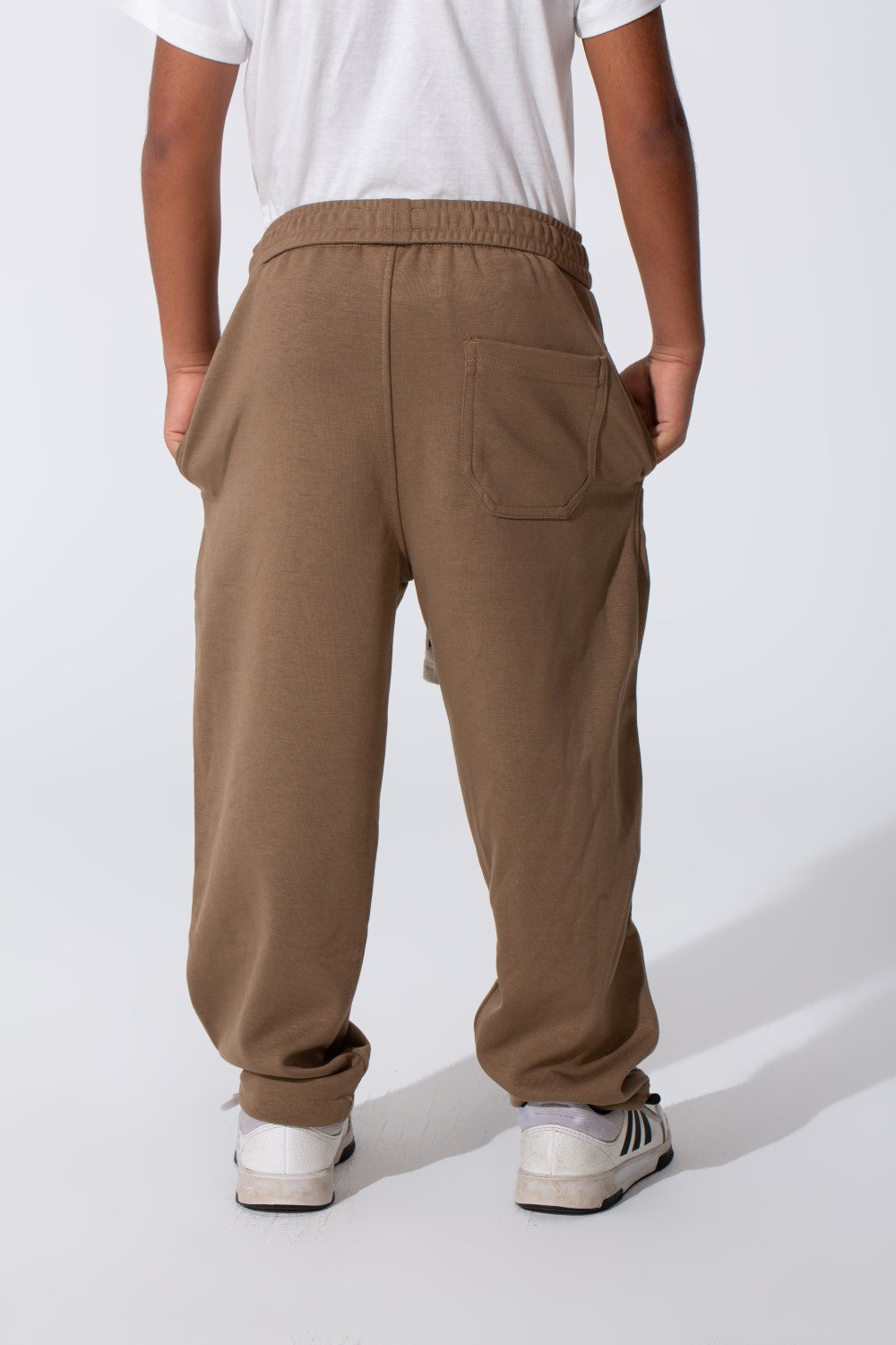 بنطال رياضي واسع للأولاد مع جيب خلفي وحبل شد عند الخصر