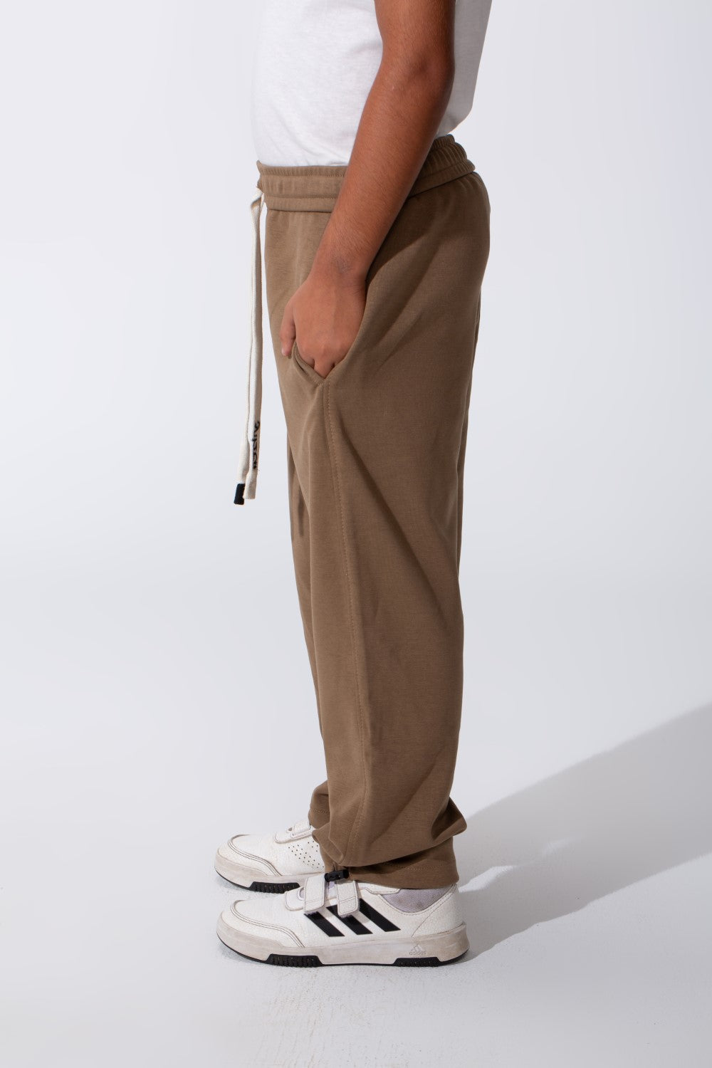 بنطال رياضي واسع للأولاد مع جيب خلفي وحبل شد عند الخصر