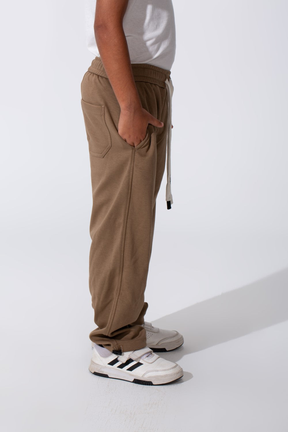 بنطال رياضي واسع للأولاد مع جيب خلفي وحبل شد عند الخصر