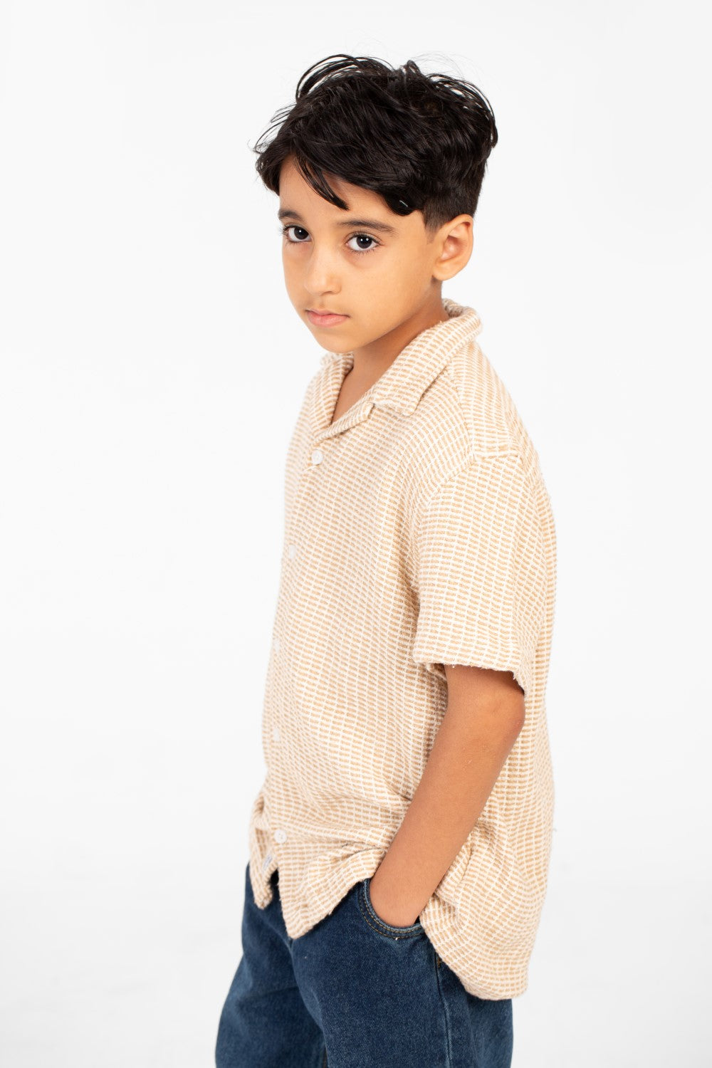 قميص أولاد بأكمام قصيرة من كتان طماطم بتصميم عصري بلون بيج