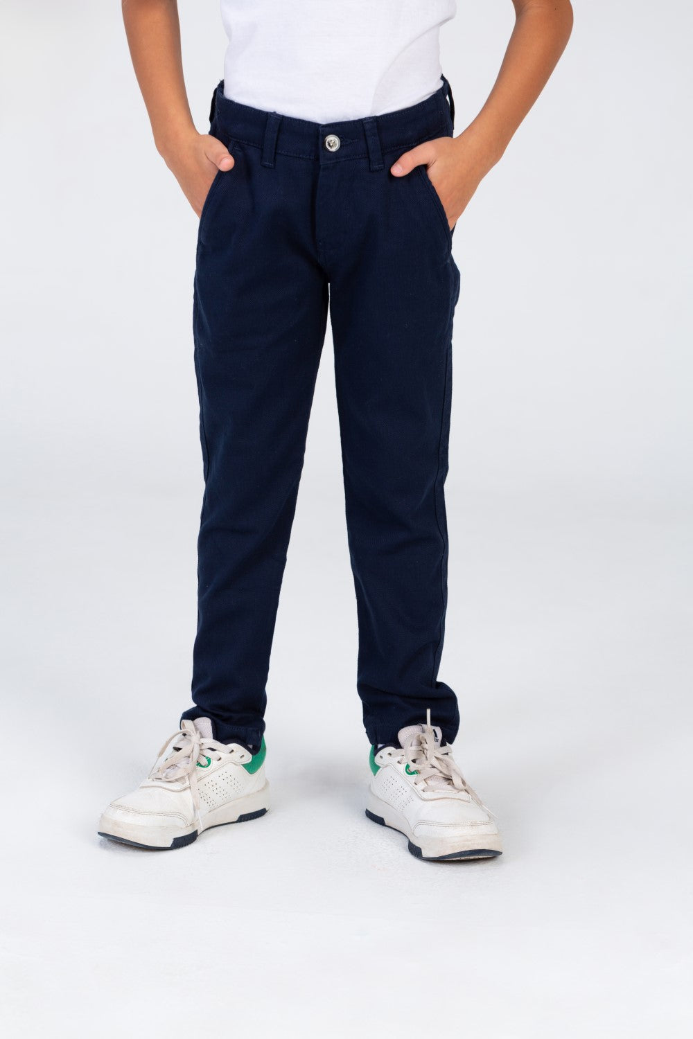 بنطلونات جاباردين للأولاد بتفاصيل أساسية ومادة مناسبة لكل يوم