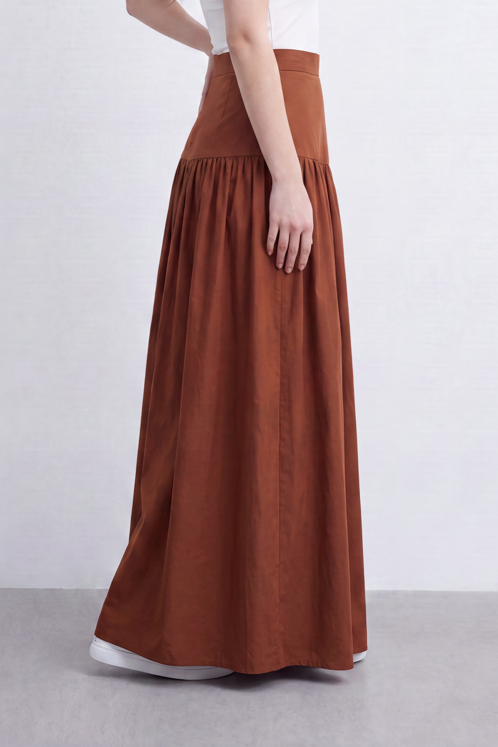 Women’s Tomato Store Sculpted Yoke Maxi Skirt Clean Matte Surface Drop Seam Gathering Builds Soft Volume Natural Crease Finish