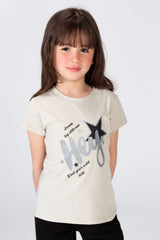 تيشيرت بنات مطبوع بنجوم مع مادة مريحة وسهلة الاستخدام