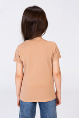 تيشيرت بنات بأكمام نصف طويلة بطبعة كرتونية مميزة ومادة مريحة