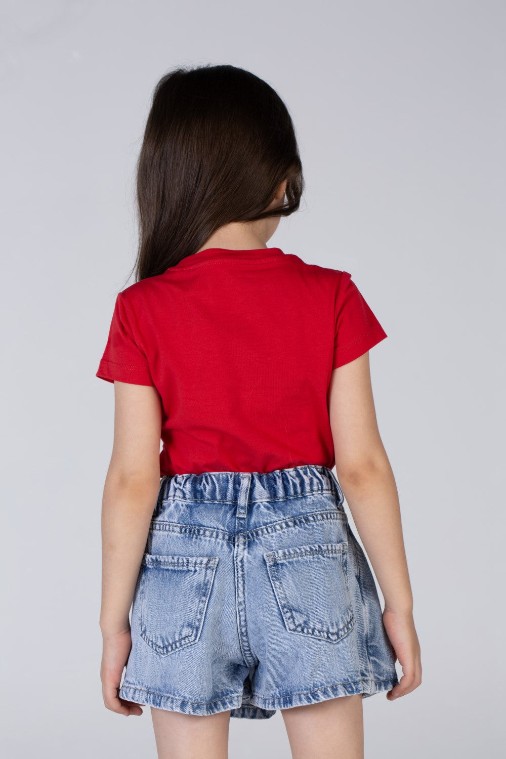 تيشيرت بنات بياقة دائرية وأكمام نصف طويلة مع طبعة قلوب في الأمام