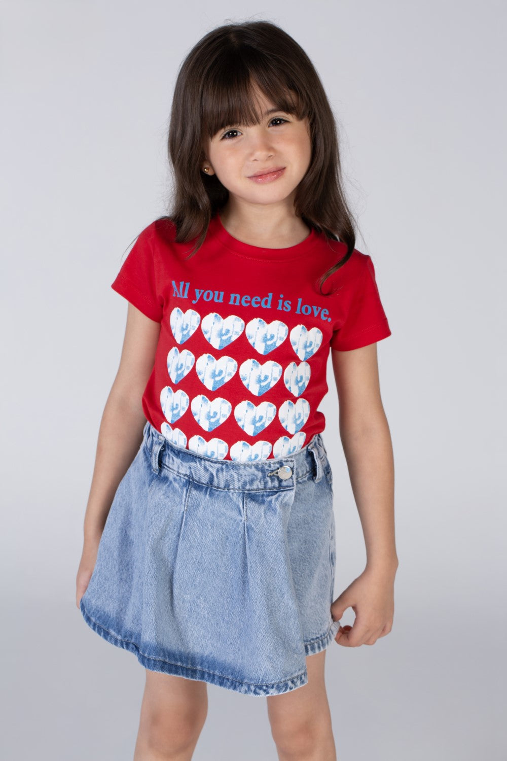 تيشيرت بنات بياقة دائرية وأكمام نصف طويلة مع طبعة قلوب في الأمام