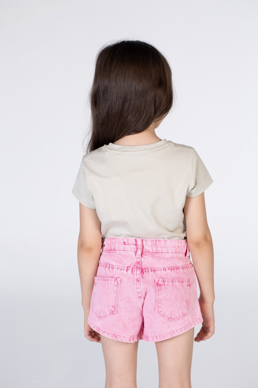 تيشيرت بنات بياقة دائرية وأكمام نصف طويلة مع طبعة قلوب في الأمام