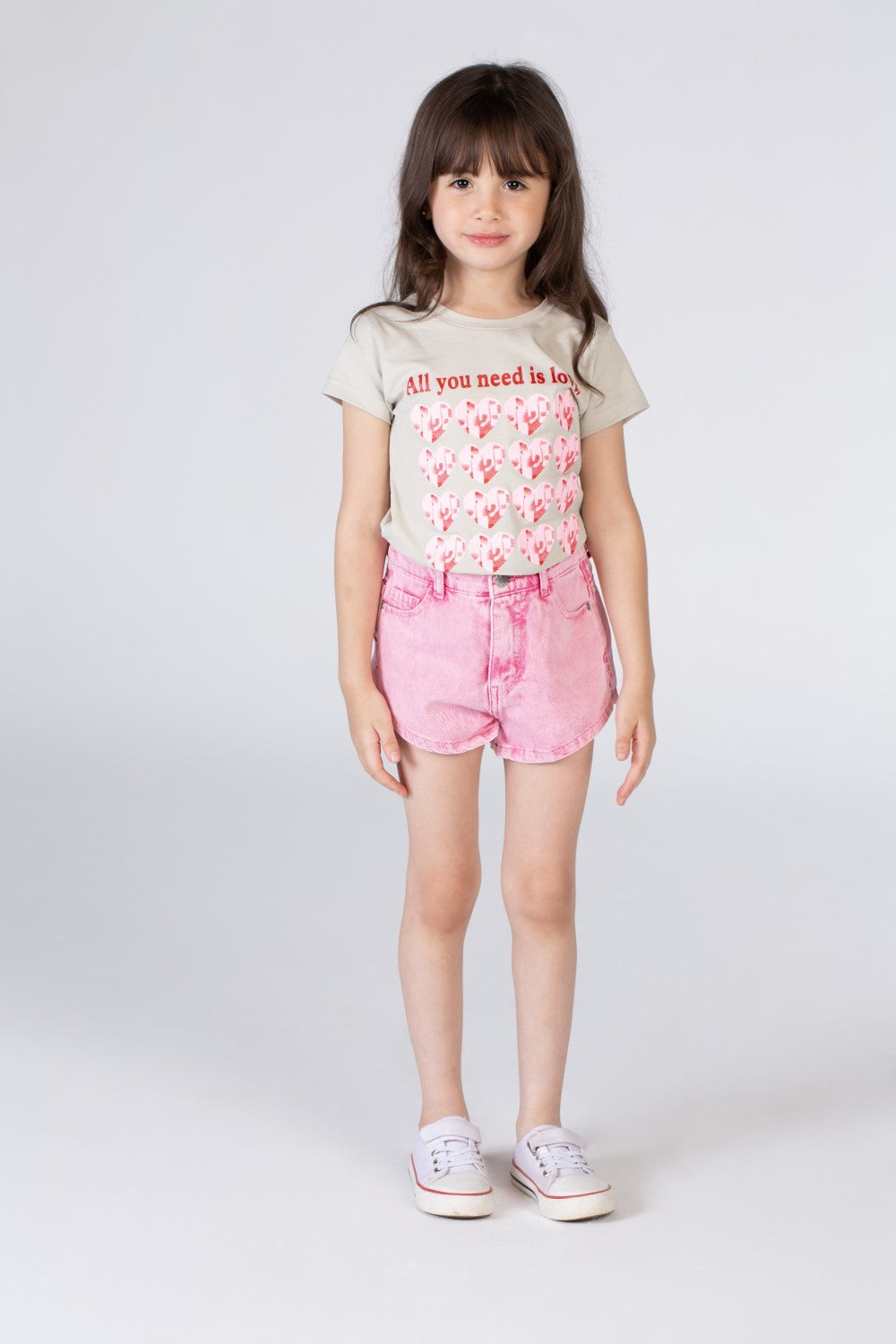 تيشيرت بنات بياقة دائرية وأكمام نصف طويلة مع طبعة قلوب في الأمام