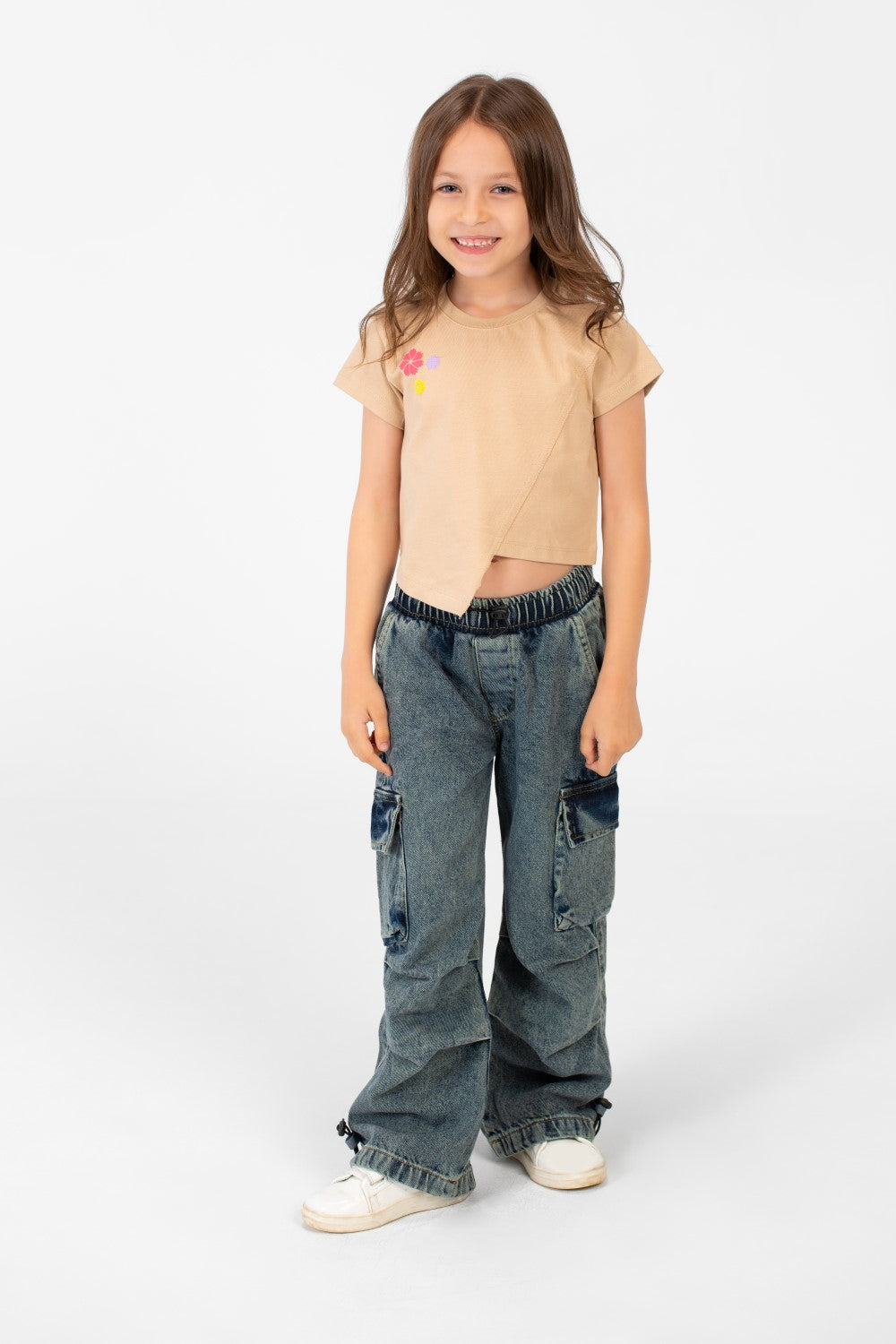 تيشيرت نصف كم بنقشة نصية وياقة دائرية للبنات بتصميم مميز