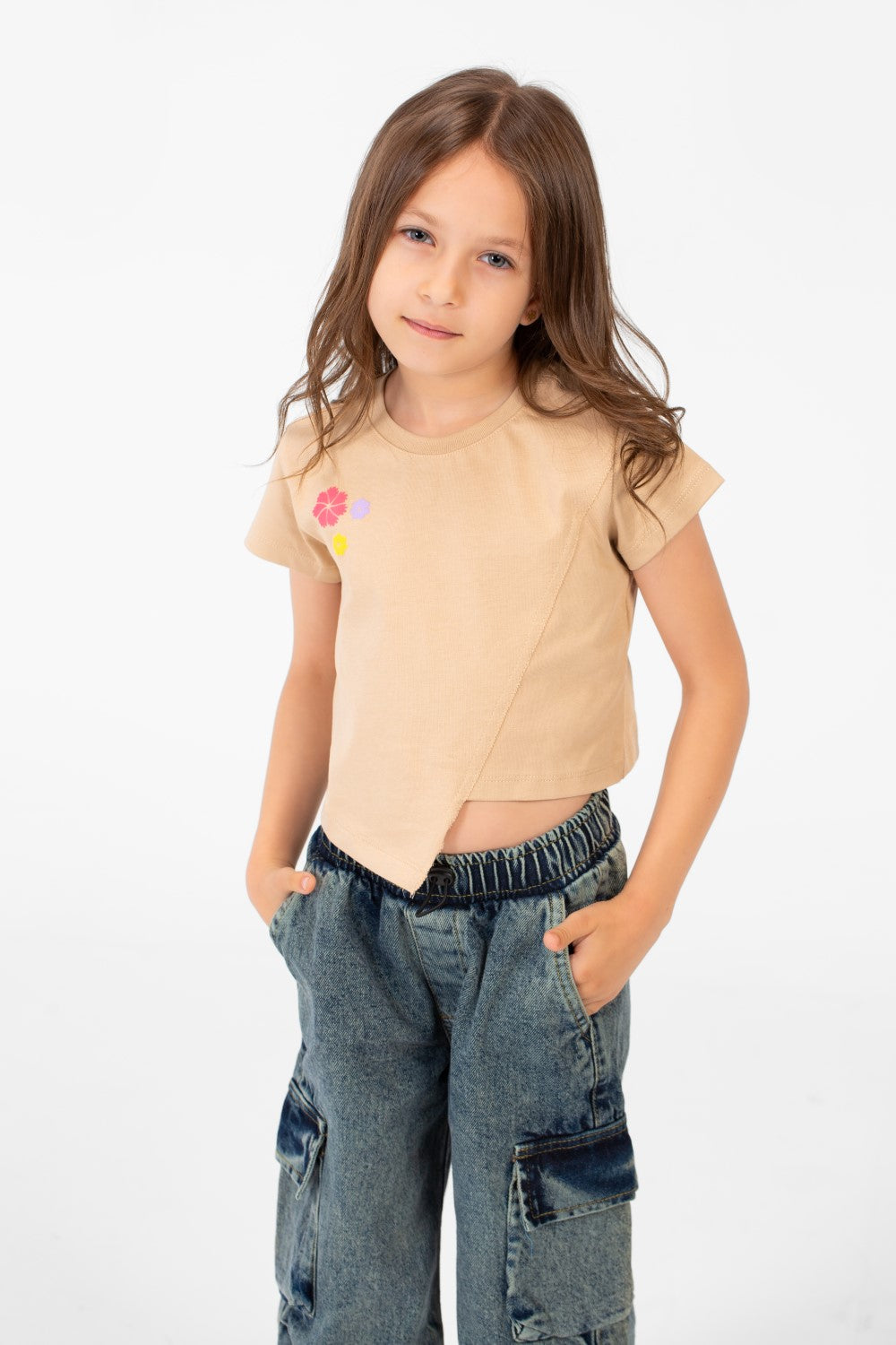 تيشيرت نصف كم بنقشة نصية وياقة دائرية للبنات بتصميم مميز